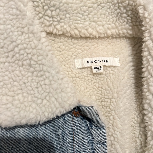 Pacsun oversized denim jacket with fur inside. Size XS/S - Picture 2 of 2